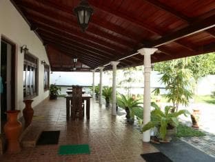 White Villa Beach Resort