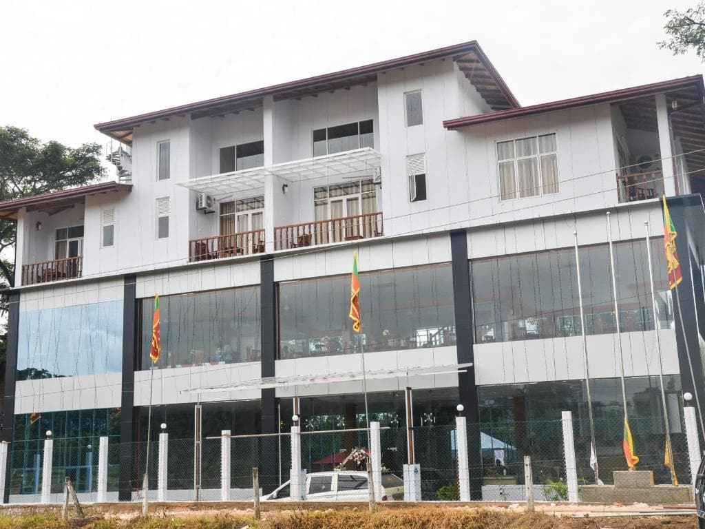Isuru City Hotel