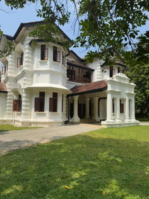 Duw's white House