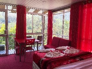 GRAND ADAMSPEAK CABANA SUITE